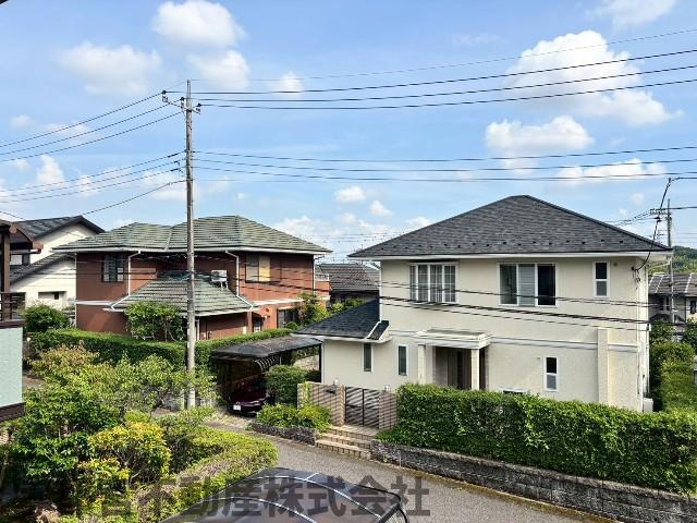 【物件からの眺望/現地写真】2階バルコニーからの眺望です。南道路で見晴らしもよく、歩道へ向かうと約95ｍの場所にバス停がございます。