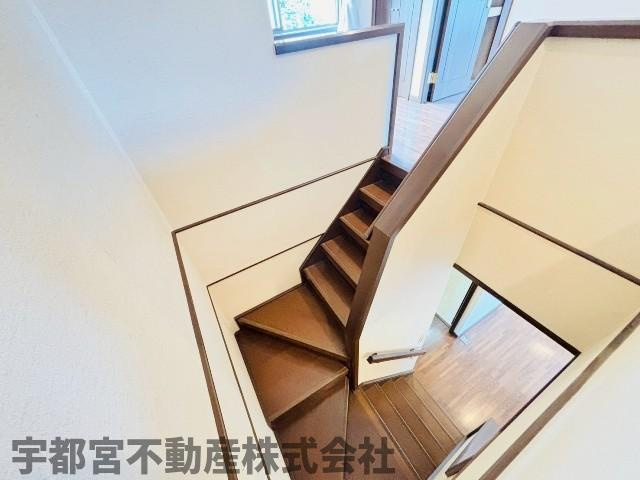 【内装/現地写真】階段は手すりがあり妊婦さんやお子様、ご高齢の方も安心です。採光窓も随所にあり風通しの良いお家です。