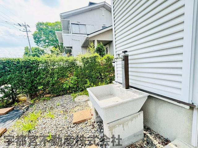 【その他設備/現地写真】お庭には立水栓があるので花壇や家庭菜園のお水やりにも便利です。