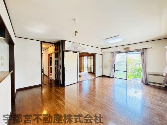 【リビングダイニング/現地写真】家族団らんのリビングダイニングは大きい窓で明るく風通しの良い快適な空間となっています。