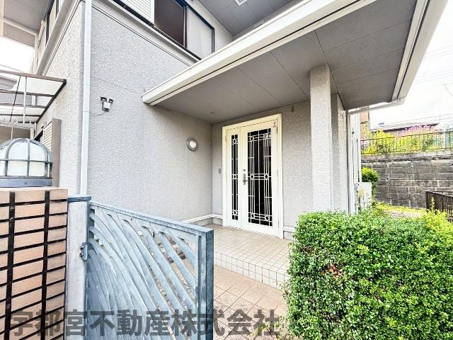 【玄関エントランス/現地写真】ゆったりとした玄関。屋根も大きめで雨の日でも安心です。