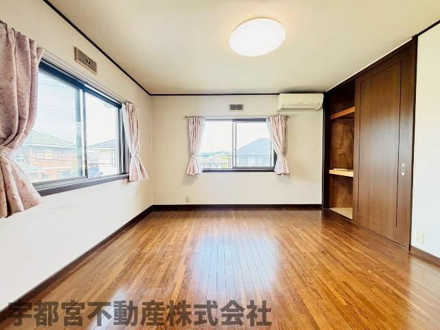 【子供部屋/現地写真】2階洋室は子供部屋などにいかがでしょうか。収納も付いており衣類や学用品もスッキリ片づけられます。