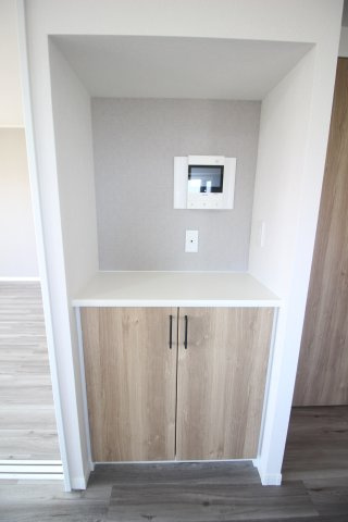 画面の大きなカラーTVモニター付きインターホンがあります。カウンターは電話台にもぴったり
