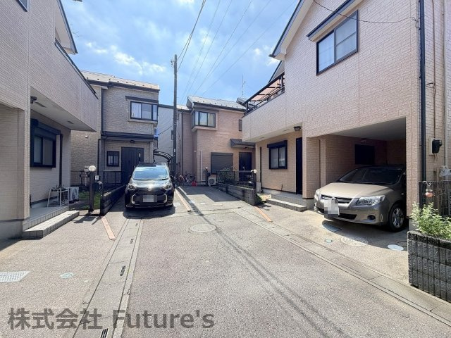 前面道路含む現地写真です。