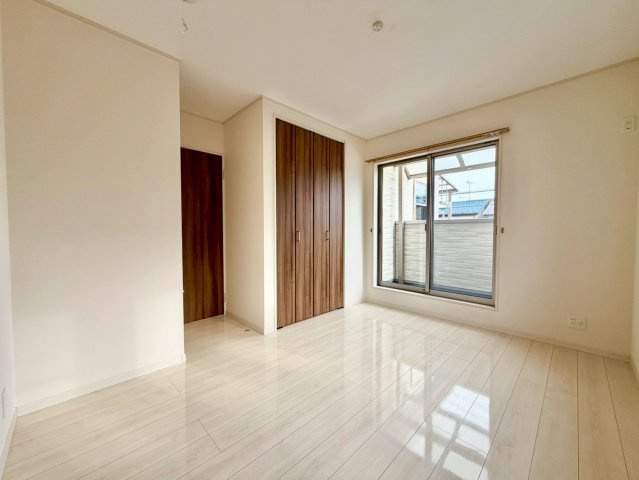 2F洋室約6.5帖♪バルコニー付きのお部屋♪