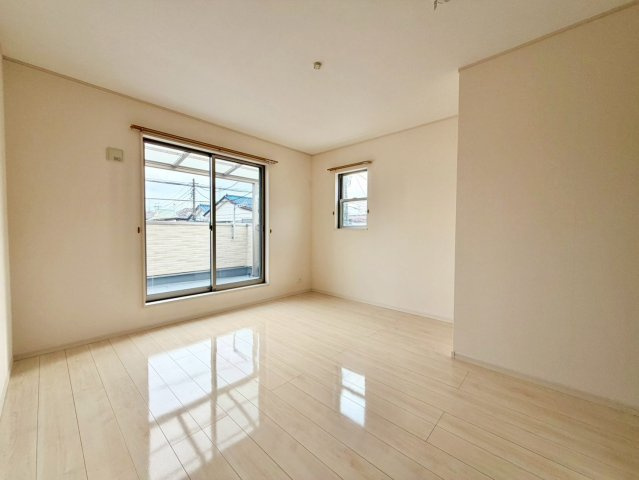 2F洋室約8帖♪バルコニー付きのお部屋です♪
