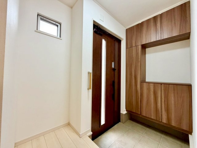 玄関部分♪収納が豊富で玄関も広々してます♪