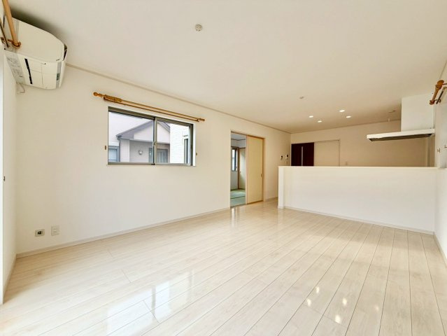 エアコン付きLDK約16帖♪　南向き、陽当たり良好♪