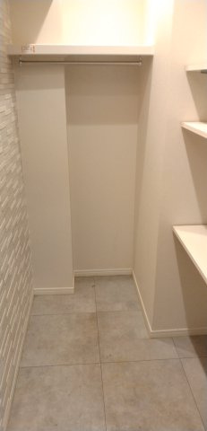 玄関横にはシューズインクローゼットがあり、収納豊富です