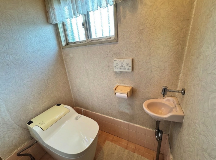 独立したトイレスペースには、手洗い器を備えているため、使用後にその場で手を洗えて便利です。窓も設けられており、自然換気がしやすく明るさも取り込みやすい空間。温水洗浄機能付きの便座を備えています。