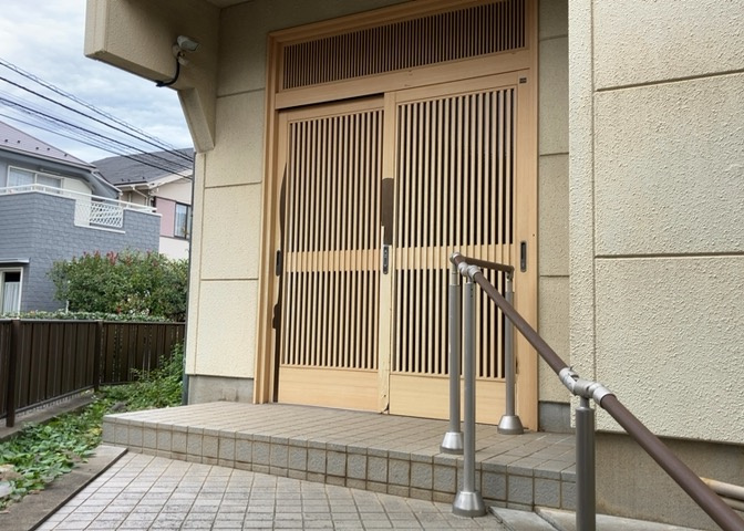 玄関は家の顔でもあり、家族以外の目にも止まる場所です。玄関は外との間を仕切る扉、靴などをしまっておく収納スペース、靴脱ぎのたたきスペース、来客とのやり取りをするドアホンなど複数のアイテムからなります。