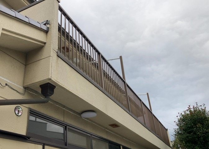 バルコニーは、室外の専用スペースのうち、「屋根がなく開放された空間」であるものを指します。ベランダより広いタイプのものが多く、日当たりもよいため家庭菜園などを楽しみたい人にとって適した環境となります。