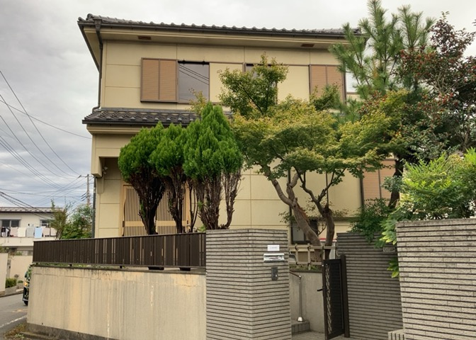 木造住宅とは土台、壁、柱など建築物の強度を支える構造体の材に木が使用されている構造を指します。構造体は建物の自重を支えるだけではなく風圧や水圧、積裁荷重などあらゆる衝撃に耐えるための基礎です。