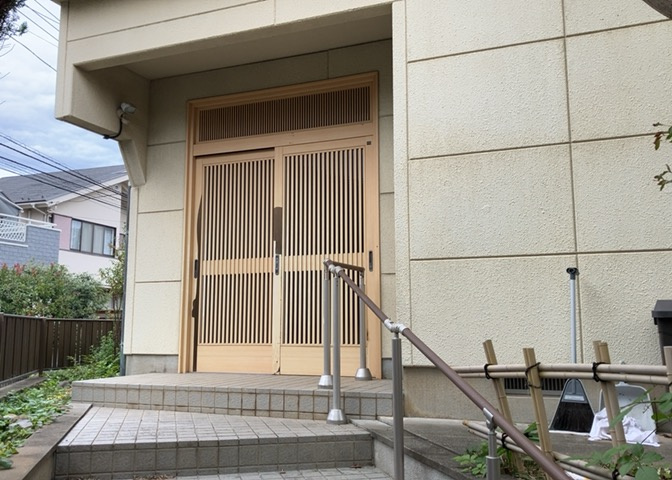 建物の基礎工事の方法は、主流となっているベタ基礎（防湿基礎）と布基礎の2種類に分類され、床下の通気性や耐久性などに違いがあります。建物の基礎部分の構造や付帯設備など詳細については現地でご確認ください。