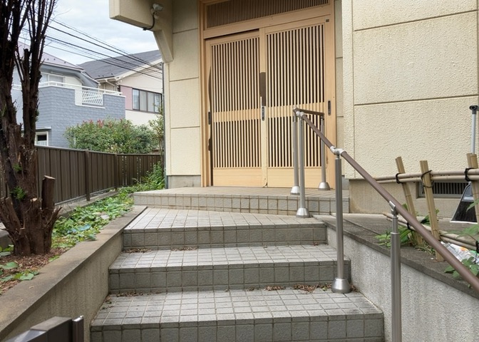 玄関ポーチにおいて最も重視すべきと言っても良いのが広さです。適切な広さの玄関ポーチでないと外見的なバランスは崩れてしまいますし、何より使いにくくなってしまいますので、現地で実際に下見をしてみましょう！