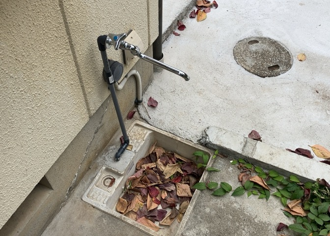 敷地内に散水栓や立水栓があると便利です。水道水を直接利用できるため、水を運ぶ手間を省くことが出来ます。大量の水を必要とする洗車作業や清掃などに役立ちます。その他設備とあわせて、現地でご確認ください。