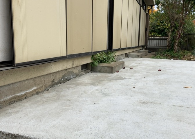 床下換気口は、床下に湿気がこもることを防ぎ、効果的に換気を行うために設置されています。床下換気口が設置されていない建物は、基礎パッキング工法などにより換気を行なっています。詳細は現地でご確認ください。