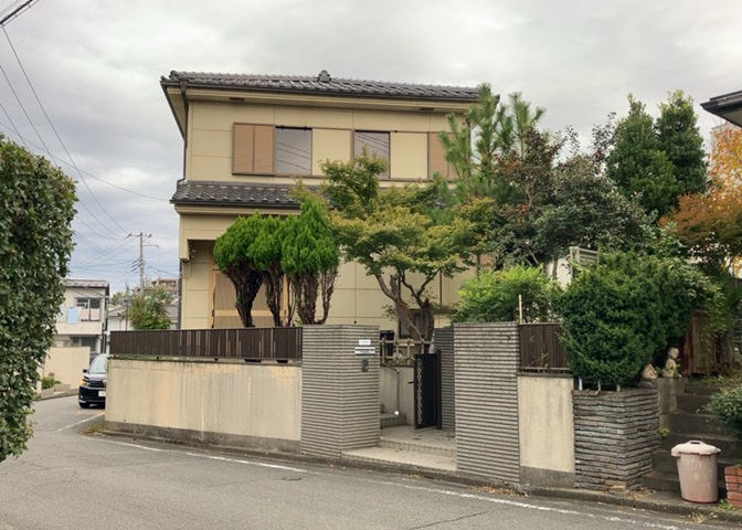 南側道路の場合は長い時間光を入れ込むことができるため、庭やリビングを道路側に持ってくることが多く土地価格も高い傾向にあります。一方北側道路だとリビングや庭が南側になりプライバシーを守ることができます。