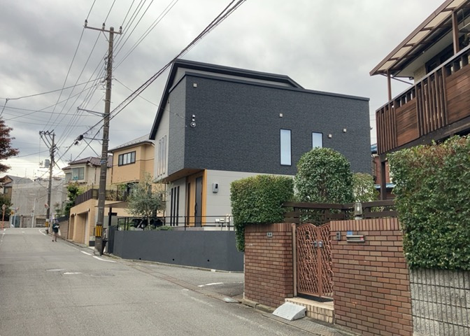 土地の地勢が高台の場合、景色を綺麗にみることができ、景色にこだわってお家探ししている方におすすめです！また平坦地よりも風通しがいいというメリットがあります。デメリットもあるので是非現地でご確認下さい。