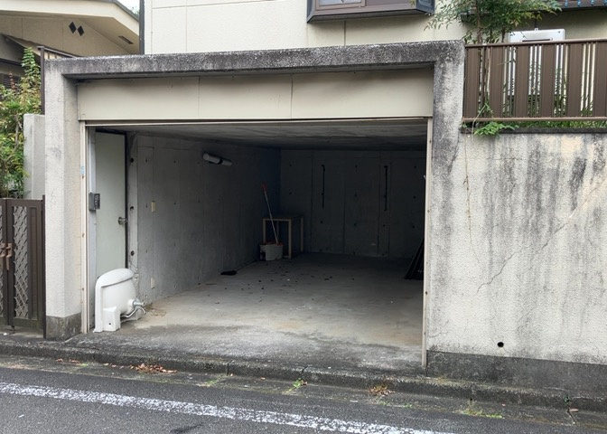 車一台あたりに必要なスペースは、標準サイズの普通自動車で横幅2m50cm、長さ5mは必要になります。ただし、乗降のことも考慮して横幅3m30cm、長さ5m50cmほどは確保できるところを選びましょう。