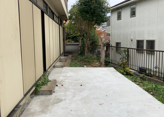 庭のある家に住むことのメリットとして、子どもたちの遊び場を確保できること、ガーデニングや家庭菜園を楽しめること、明るさを確保できることがあります。また、配置を工夫することでプライバシーが確保できます。