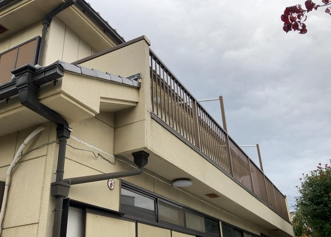 バルコニーは、建物内から室外へ楽に出入りできる便利なスペースです。また、バルコニーには手すりを付けることが義務付けられており、手すりの高さは110cm以上で施工することが建築基準法で定められています。