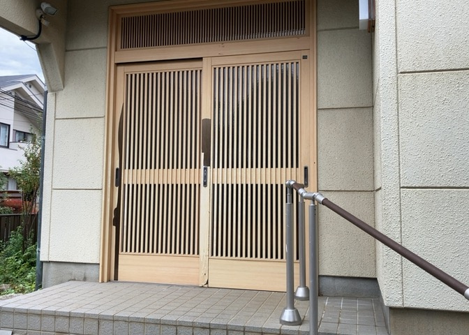 玄関は家の顔と言っても過言ではありません。現地を見学する際は玄関の広さや全体のバランスなどを見てみるといいでしょう。一般的なアプローチのしやすさだけではなく、お年寄りにも優しい設計のものだと安心です。