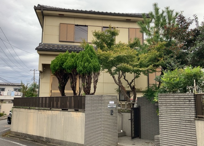 住宅用の土地では前面道路に2m以上接していなければならないと法律で定められています。しかし、お持ちの車のサイズやライフスタイルなどにより、2mでは利便が悪い場合もございますので、事前に確認しましょう。