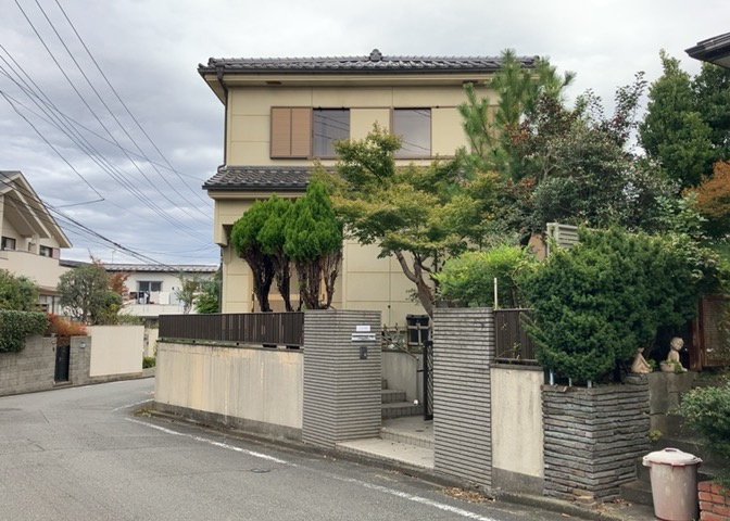 道幅が広い場所は日当たりや風通が良好です。幅が広いのですれ違いも可能ですし大きな車でも駐車可能！一方で、大型車が通ることも多くなるため交通量の増加により騒音に繋がります。また土地の値段が高くなります。