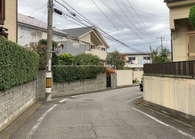 眺望を気にして物件を探す場合、前面に建物が建っていないか現地で確認しましょう！前面に建物があると景色はもちろん、日当たりや風通しにも影響が出てきます。住んだ時のことを想像しながら現地見学をしましょう。