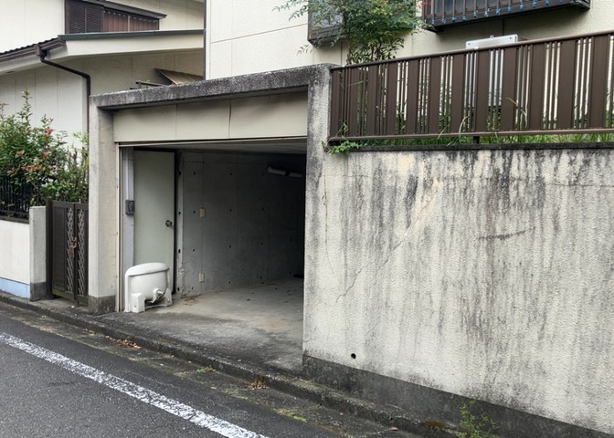 駐車場と明記されていても、最小スペースでつくられた駐車場だと大型車は駐車できなかったり、出入りしにくくなったりする可能性があります。お車のサイズと購入したい物件の駐車場のサイズを現地で確認しましょう。