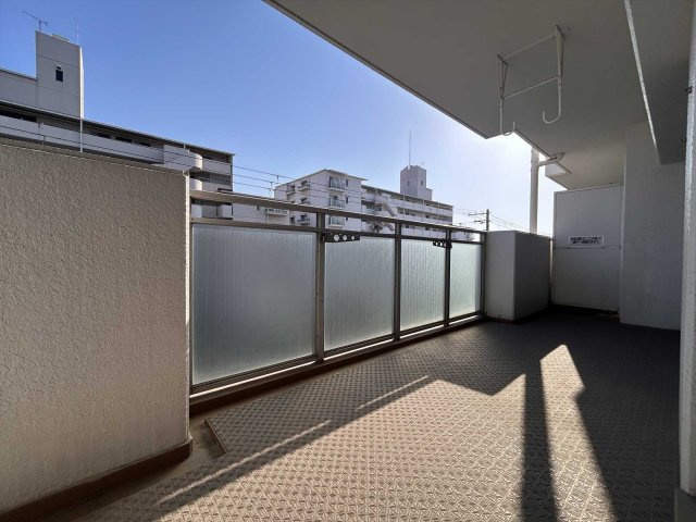 屋根付きバルコニーは外出中の急な雨から洗濯物を守ってくれます。