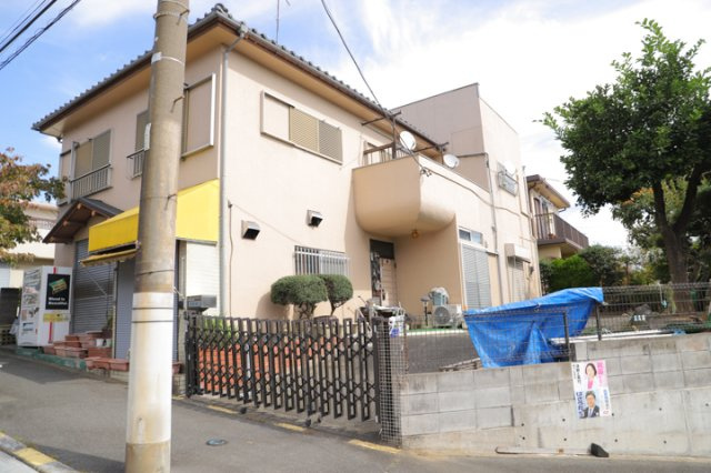 土地の形が極端に長細かったり、狭小地、あるいは道路との高低差がある傾斜地だった場合、後々売ろうとしても買い手がつかない場合もあります。後々、売却することになった時に価値の下がらない土地を選びましょう。