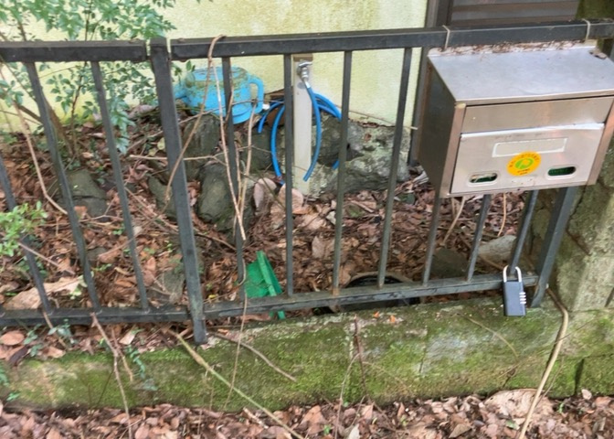 敷地内に散水栓や立水栓があると便利です。水道水を直接利用できるため、水を運ぶ手間を省くことが出来ます。大量の水を必要とする洗車作業や清掃などに役立ちます。その他設備とあわせて、現地でご確認ください。