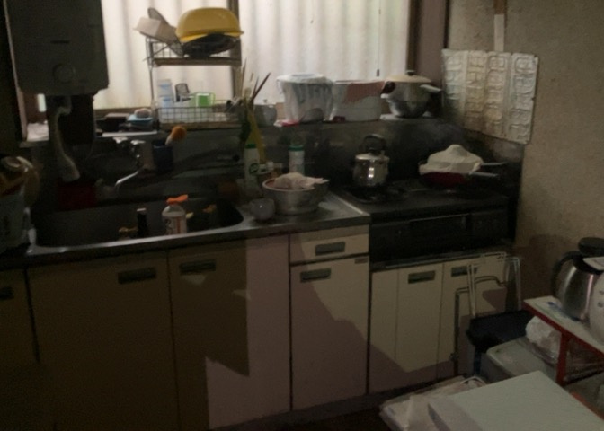 ダイニングとキッチンの間を扉や壁などで仕切らず、一体化させた間取りです。キッチンカウンターがついている物件ならば、食事をキッチンカウンターで取ることで、ダイニングスペースをリビングとして使用できます。