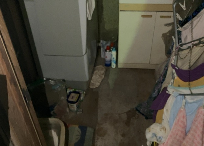 多くの戸建て住宅で見かける洗面脱衣所は、洗面台と洗濯機が2畳ほどのスペースに並べられていて、洗面所が脱衣所を兼ね備えている間取りが一般的です。お客様が利用することもある、パブリックな空間でもあります。