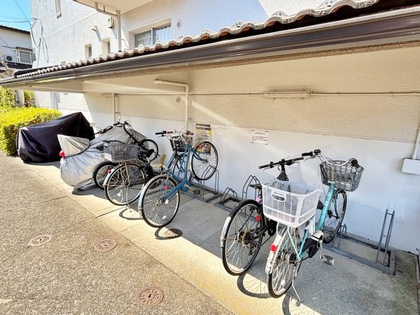 敷地内にある屋根付きの自転車置場