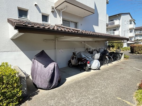 敷地内にある屋根付きのバイク置場