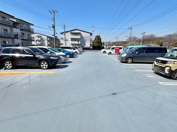 駐車場は平置きタイプの為、便利にお使いになれます