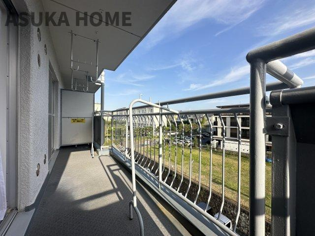 南東向きで陽当りの良いバルコニーは、風通りも良く洗濯物の渇きも早く家事の時短にもなりますよ。