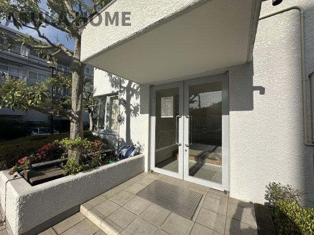綺麗に整備されたエントランス部分です。