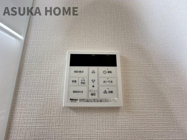 キッチン横にあるのでお料理しながら片手間でお風呂の準備が楽々です。