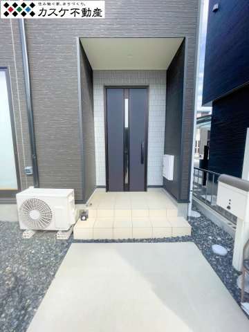 落ち着いた色調でデザインされた清潔感あふれる玄関周り。南向きの明るい光が差し込み、毎日の出入りを爽やかな気分にしてくれます。築浅物件ならではの綺麗な状態で、訪れる方にも好印象を与える佇まいです。　