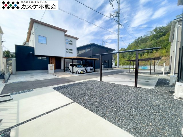 並列3台駐車可能なスペースは、自転車やバイクの置き場としても重宝します。平坦地のためベビーカーでの移動も楽々。EV充電用コンセント付きで、家計に優しい電気自動車の導入もスムーズに検討できますね。　