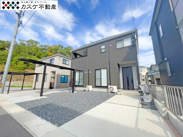 周辺の街並みに調和しながらも、どこか新しさを感じさせる築浅の一軒家。前面道路が6m以上と広いため、お車の出し入れもスムーズです。南向きの庭スペースはガーデニングも楽しめ、豊かな暮らしを予感させます。　