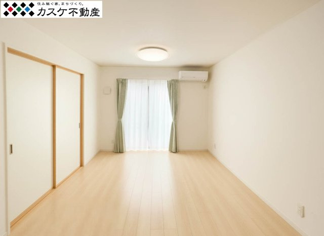 15畳以上の広々としたLDKは、南向きの窓から心地よい光が差し込みます。オール電化住宅ならではのクリーンな空気環境で、家族が自然と集まる明るい空間に。家具の配置がしやすい間取りで模様替えも楽しめます　