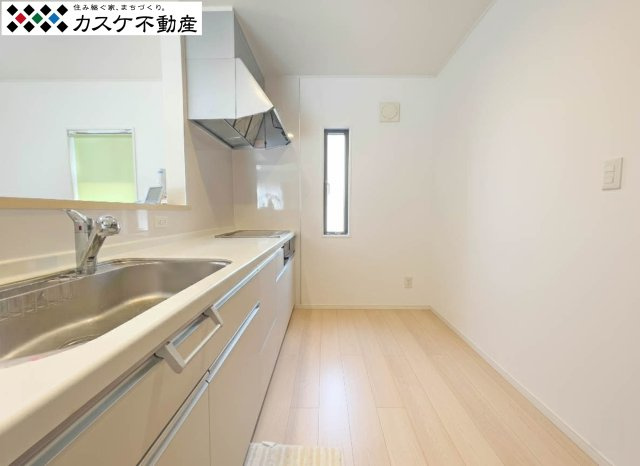 対面式のシステムキッチンは、リビングで遊ぶお子様を見守りながら調理が可能です。火を使わないIH仕様なので、お手入れもサッと拭くだけで完了。家事の時間を短縮し、家族との団らんを増やす工夫が満載です。　