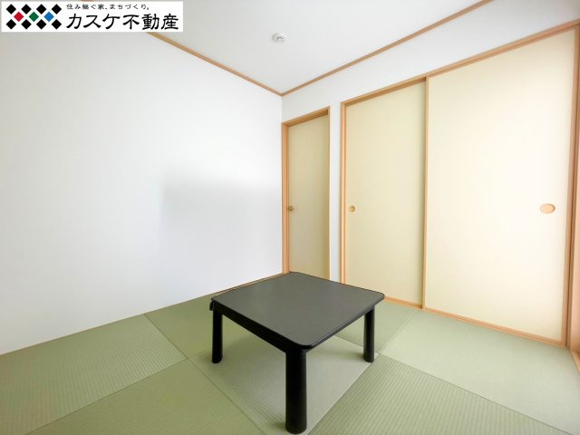 リビング横の和室は、扉を開放すればLDKと一体の大空間として活用できます。小さなお子様のお昼寝スペースや遊び場として、キッチンからも見守れる安心の配置。イ草の香りに包まれて、家族でゆったり寛げます。　