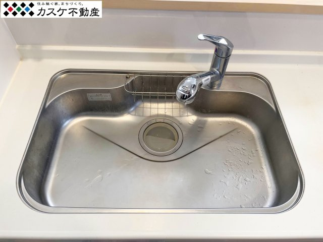 清潔感あふれるシンクは、広々としたスペースで効率よく片付けが行えます。水垢が付きにくい素材選びと使い勝手を追求した形状、毎日のキッチンワークが驚くほどスムーズに。料理の時間がもっと楽しみになる設備　