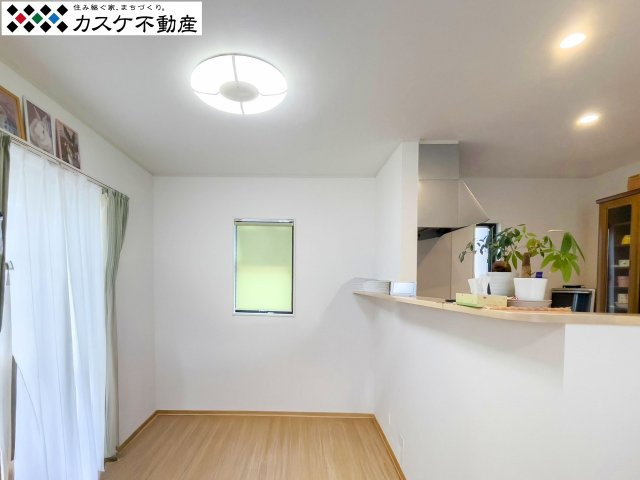 50坪超の敷地を活かした日当たりの良いリビング空間です。和室と隣接しているため、扉を開放すればさらに大空間として活用可能。太陽光パネルのモニターで発電量を確認しながら、賢く省エネライフを楽しめます。　